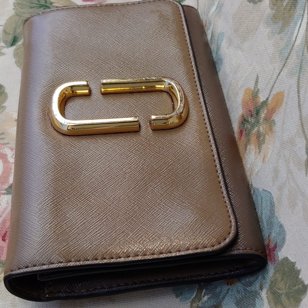 Marc Jacobs Tan and Brown Saffiano Leather Fold Clutch Wallet - Picture 3 of 17